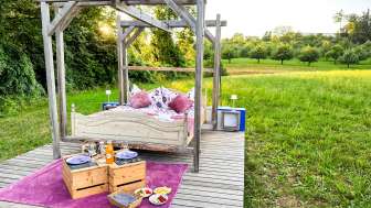 Floating bed